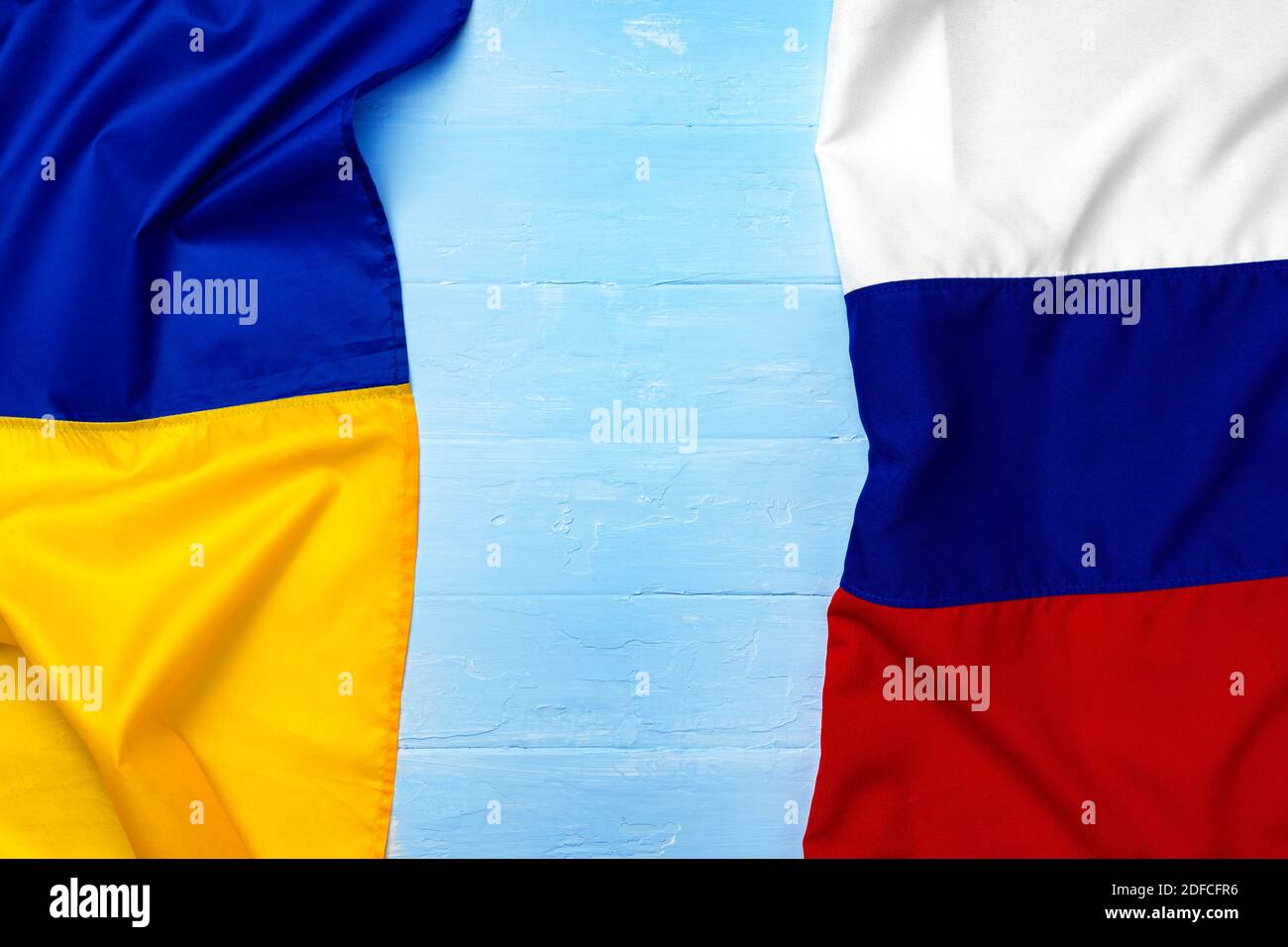Flaggen von Russland und der Ukraine zusammen, Kopierraum Stockfoto