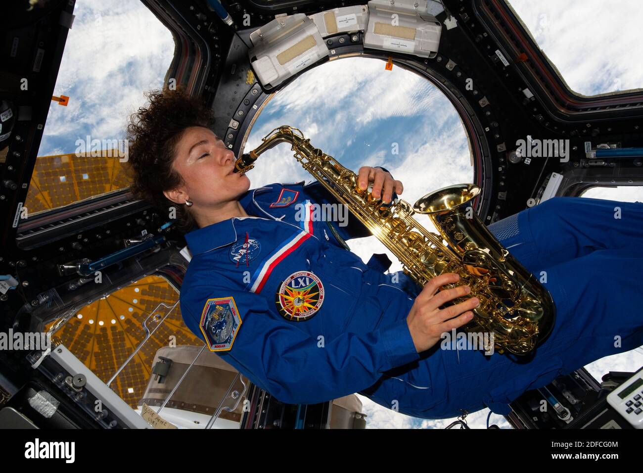 ISS - 15. April 2020 - NASA-Astronautin Jessica Meir spielt ein alt-Saxophon in der Cupola der Internationalen Raumstation. Astronauten bringen eine Vielfalt Stockfoto