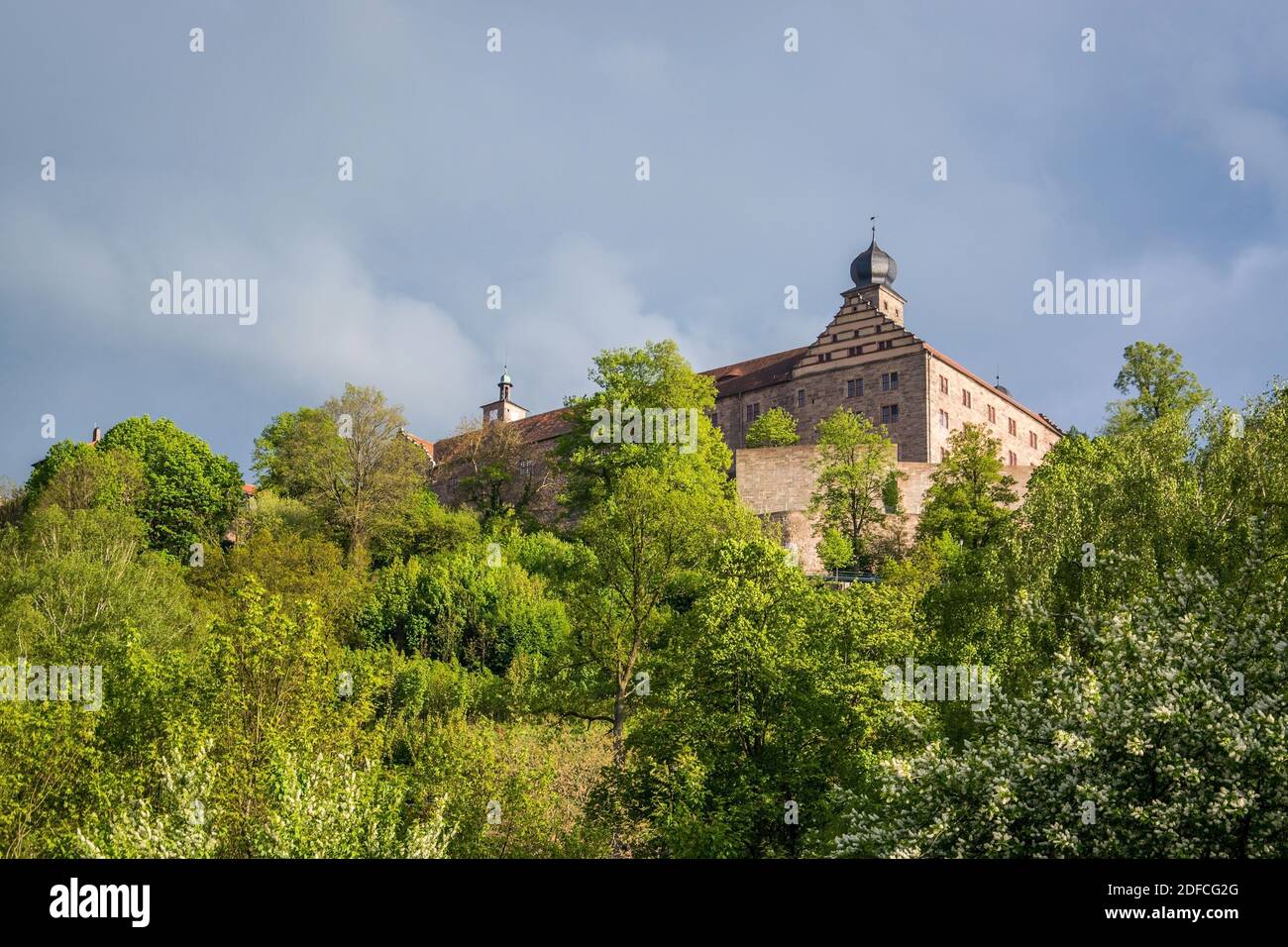 Die Plassenburg ist eine von Biegungen der Renaissancezeit umgebene Höhenburg über die oberfränkische Stadt Kulmbach. Stockfoto