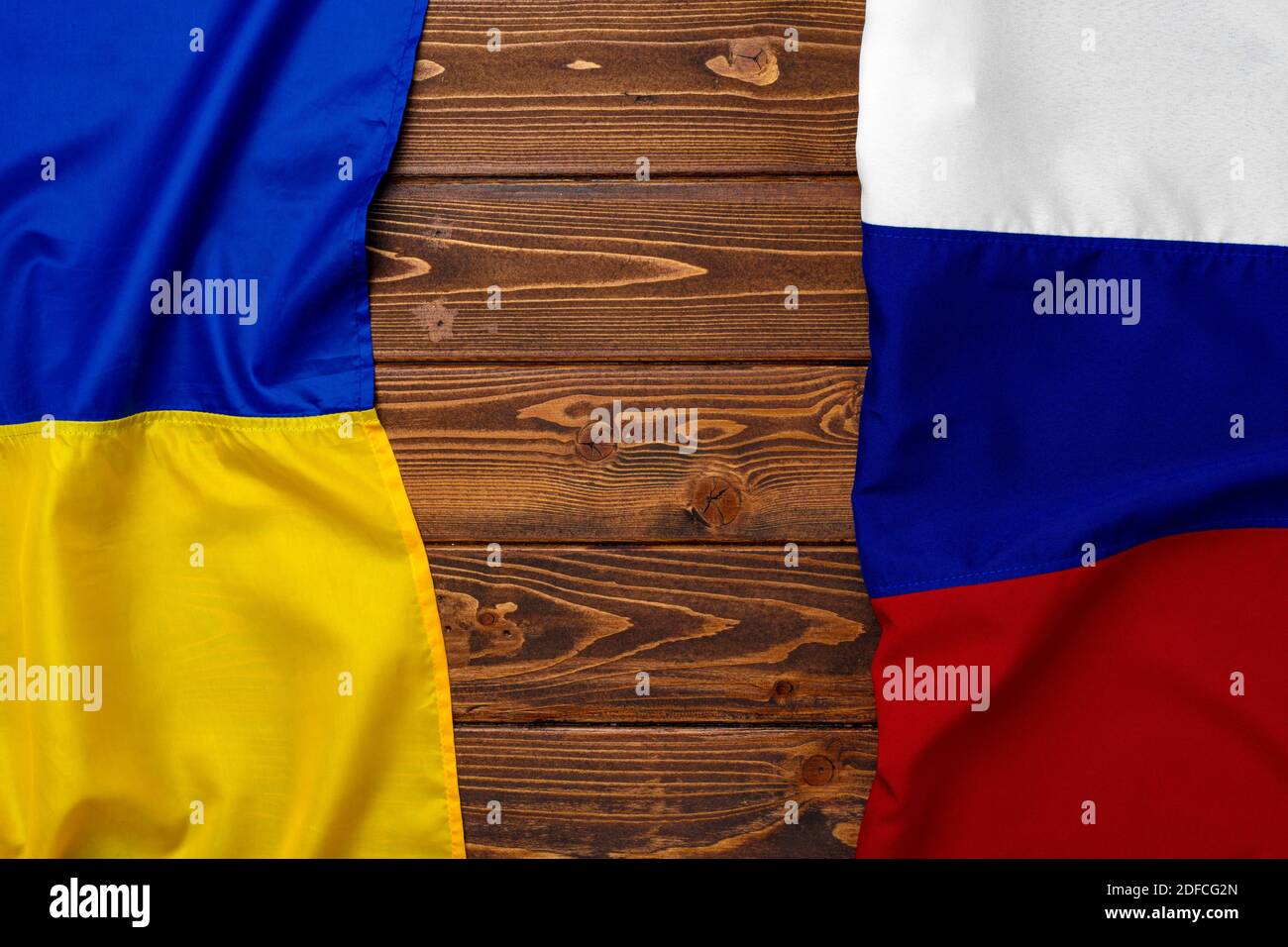 Flaggen von Russland und der Ukraine zusammen, Kopierraum Stockfoto