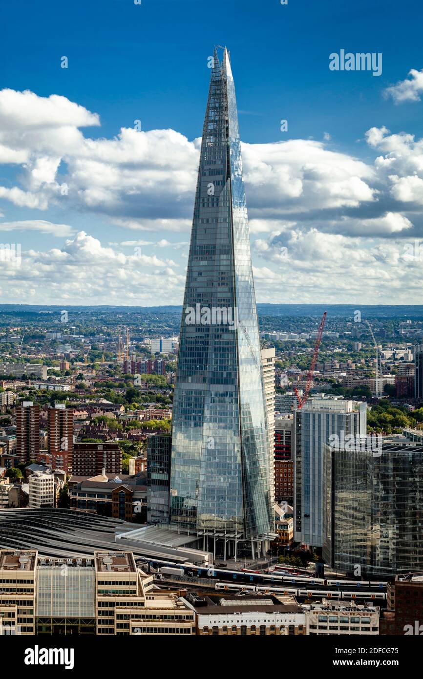 Eine erhöhte Ansicht des Shard Building und der London Bridge Station, Southwark, London, Großbritannien. Stockfoto