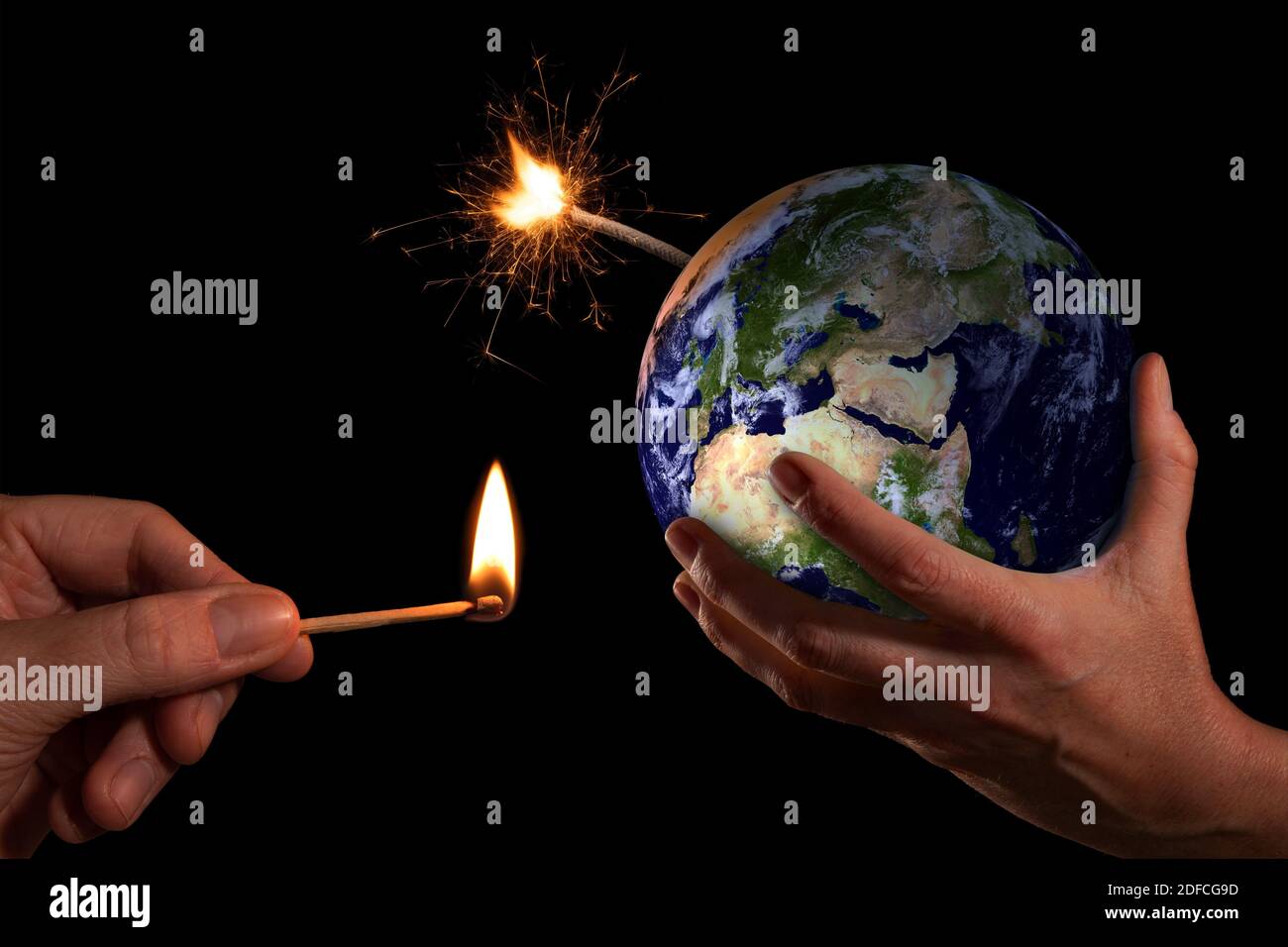 EXPLOSIVE FOTOAUSSTELLUNG ‘FRAGILE EARTH' ZEIGT DEN EINFLUSS DES MENSCHEN AUF DEN PLANETEN, FRANKREICH, DIE WELT Stockfoto