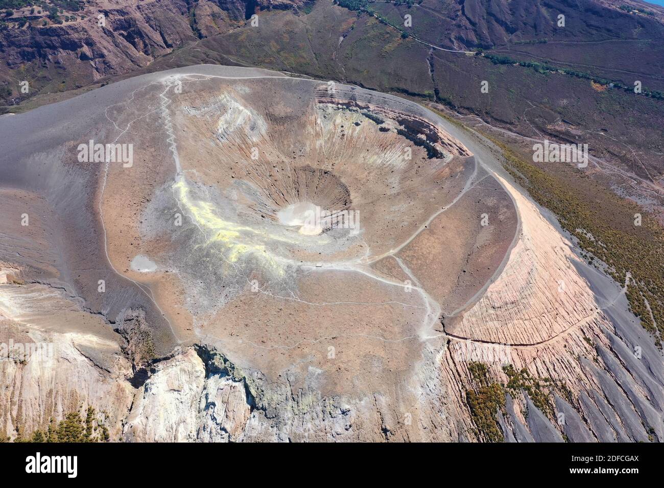 Panoramablick vom Top Crater auf Vulcano Island nach Aeolian Vulkaninseln - Italien Stockfoto