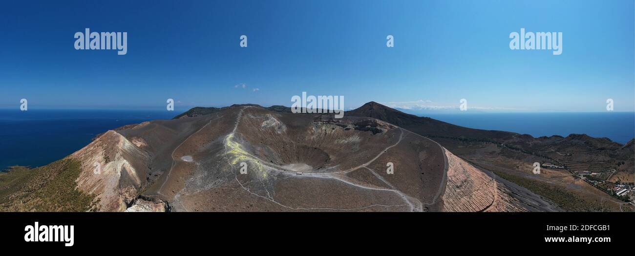 Panoramablick vom Top Crater auf Vulcano Island nach Aeolian Vulkaninseln - Italien Stockfoto