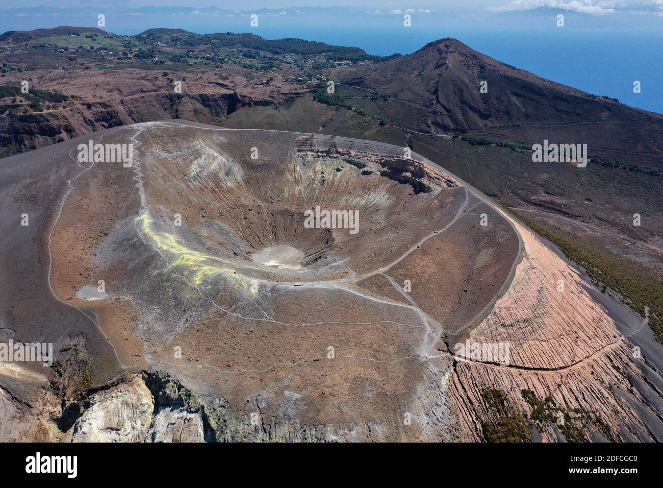 Panoramablick vom Top Crater auf Vulcano Island nach Aeolian Vulkaninseln - Italien Stockfoto