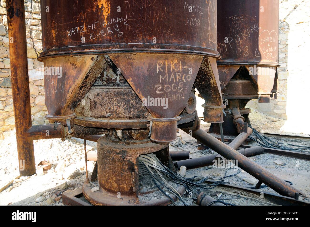 Alte, rostige, verlassene Maschinen in einem Schwefelbergwerk, Insel Milos, Griechenland Stockfoto