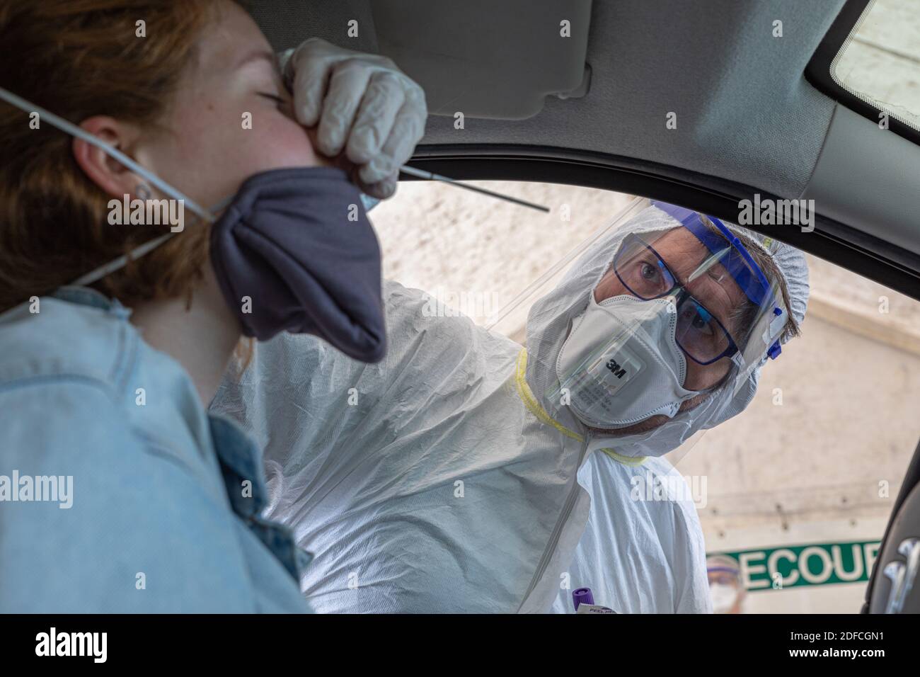 COVID-19 TEST DRIVE-IN DURCH DIE NOTAUFNAHME ARZT DOMINIQUE MARTIN, KRANKENHAUS VON VERNEUIL-SUR-AVRE, EURE, NORMANDIE, FRANKREICH, EUROPA Stockfoto