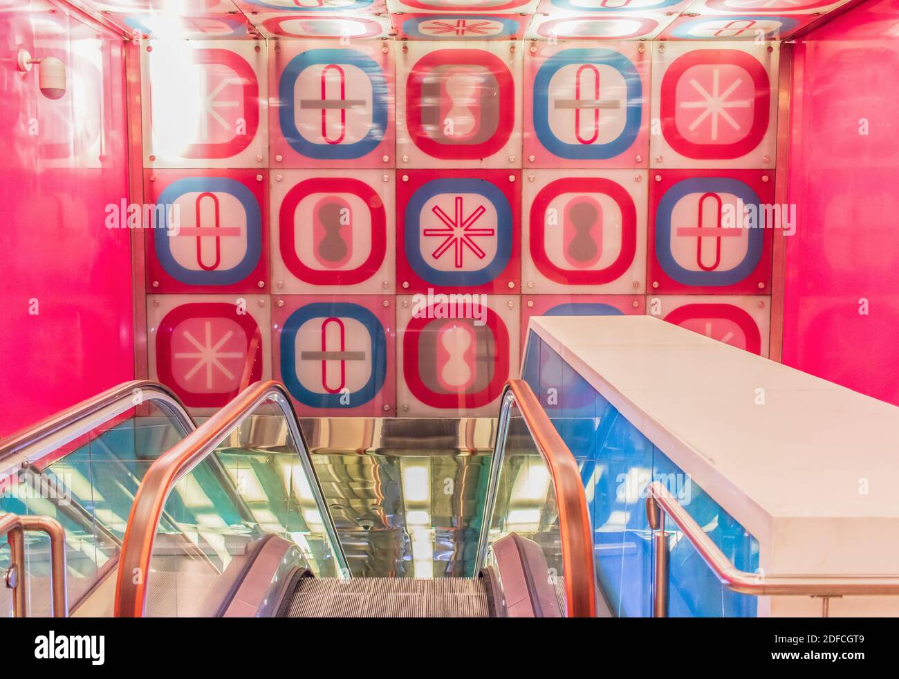 Die U-Bahn von Neapel, die zu den schönsten Untergründen Europas zählt, verfügt über eine moderne Architektur. Hier insbesondere eine der Stationen Stockfoto