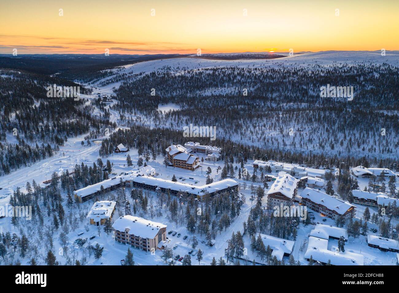 Luftaufnahme des Wintertouristenorts Saariselka während des Wintersonnenaufgangs, Inari, Lappland, Finnland Stockfoto