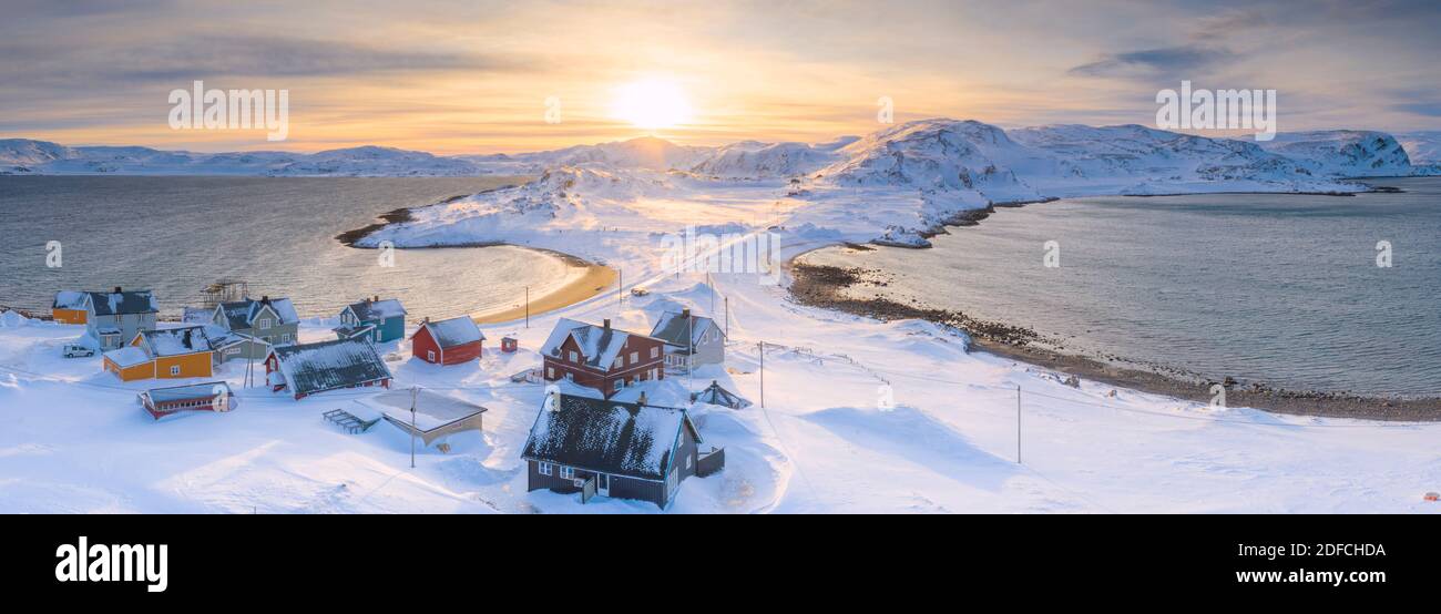 Verschneite Dorf Veines und arktisches Meer durch den Sonnenaufgang beleuchtet, Luftbild, Kongsfjord, Varanger Halbinsel, Finnmark, Norwegen Stockfoto