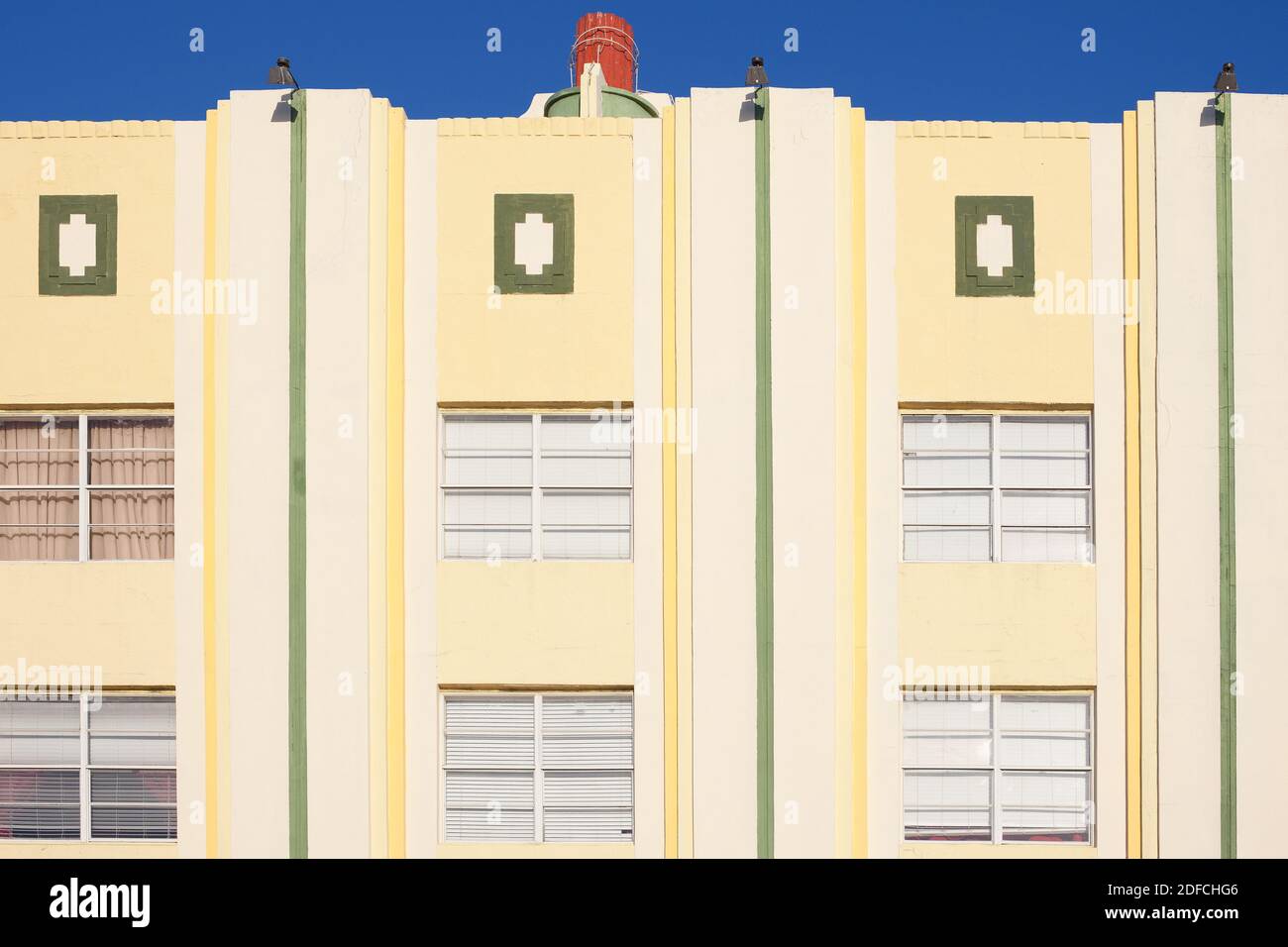 South Beach, Miami, USA – Fassade eines Art déco-Gebäudes an der Collins Avenue. Stockfoto