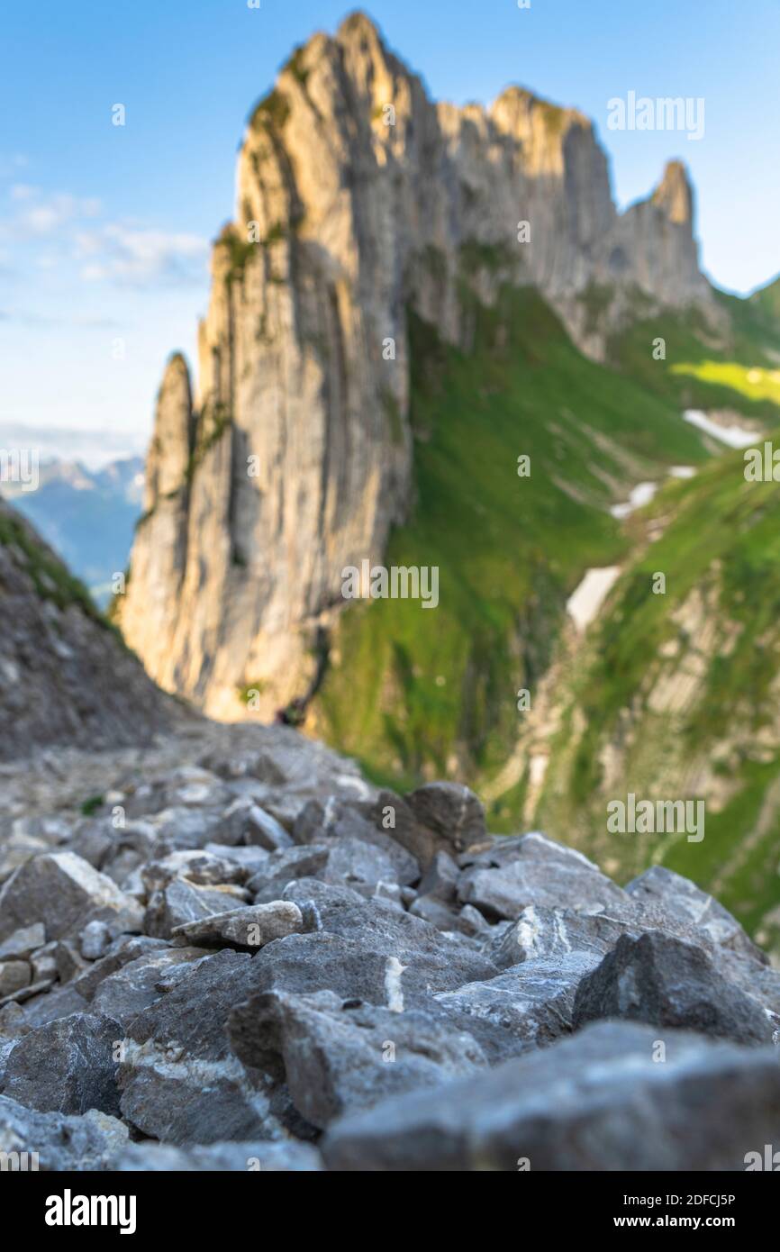 Granitfelsen-Wanderweg mit Saxer Lucke-Gipfel im Hintergrund, Kanton Appenzell, Alpsteinkette, Schweiz Stockfoto