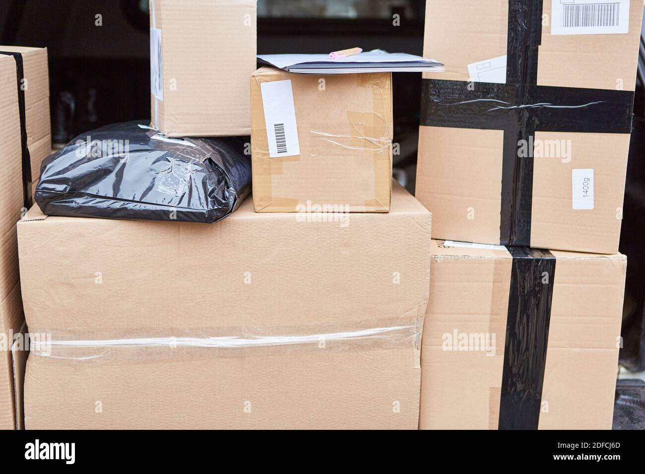 Pakete sind im Laderaum des zur Auslieferung bereit Lieferwagen  Stockfotografie - Alamy