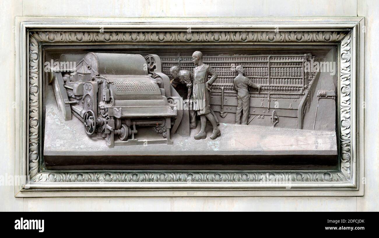London, England, Großbritannien. Nobel House: 9 Millbank (1920er) Bronze Detail an den Türen - Jacquard Punch Card Loom. Eine von 12 Tafeln von William Bateman Fagan Stockfoto