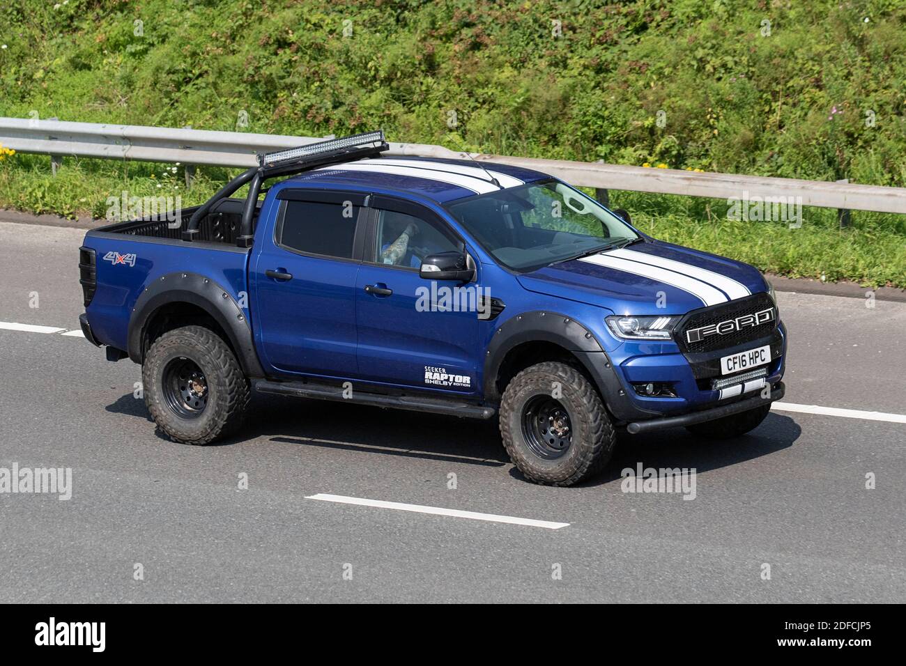 2016 blau weiß Ford Ranger Limited 4X4 DCB TD ; Verkehr, Fahrzeuge bewegen, Autos, Fahrzeug fahren auf britischen Straßen, Motoren, Fahren auf der Autobahn M6 Autobahn UK Straßennetz. Stockfoto