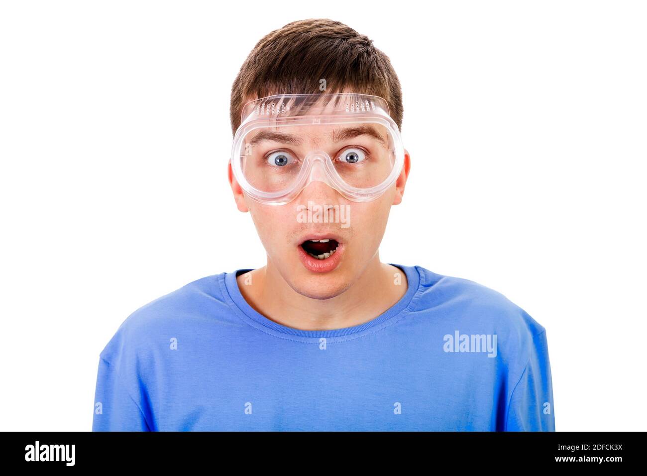 Überrascht junger Mann in einer Sicherheitsbrille isoliert auf der Weißer Hintergrund Stockfoto