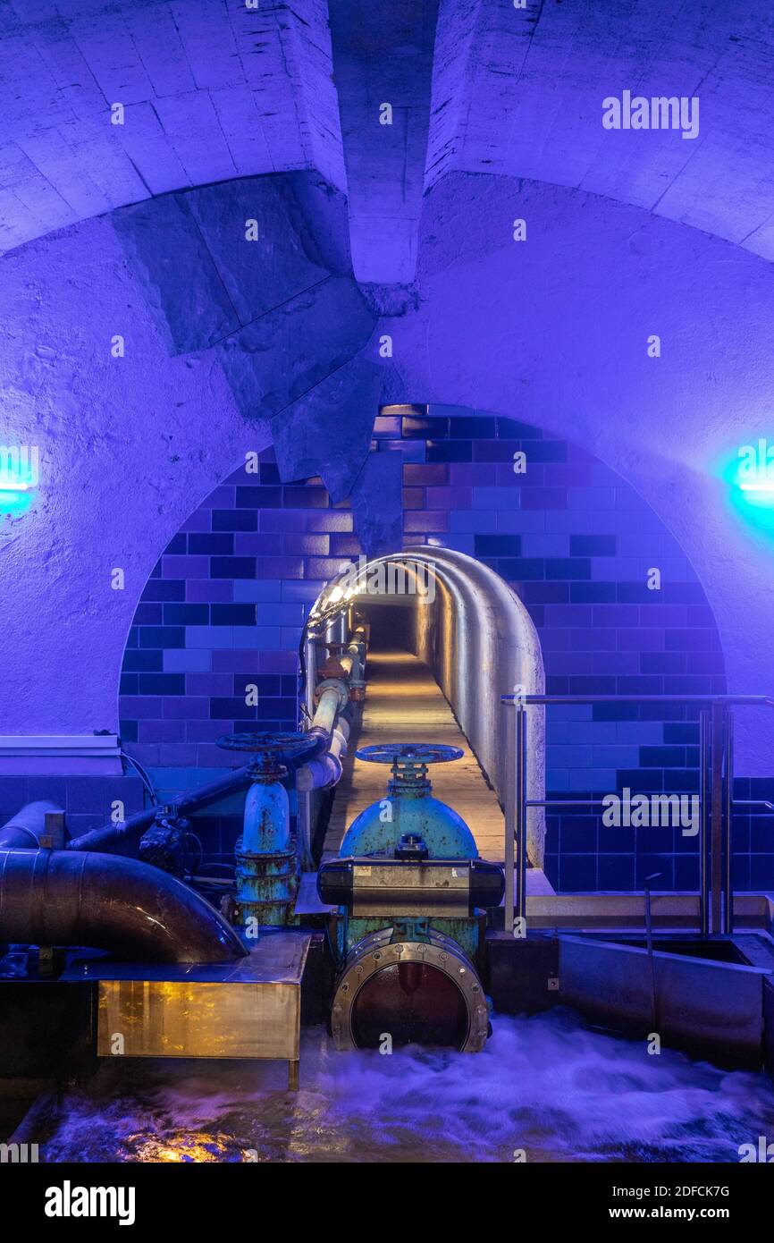 EINGANGSTUNNEL ZUM BECKEN DER VOLVIC-QUELLE, IM HERZEN DER GOULET-QUELLE, VOLVIC, PUY-DE-DOME, AUVERGNE, FRANKREICH Stockfoto