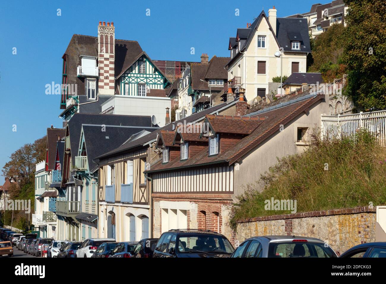 ALTE GEBÄUDE AUS DEM FRÜHEN 20. JAHRHUNDERT, TROUVILLE-SUR-MER, NORMANDIE, FRANKREICH Stockfoto