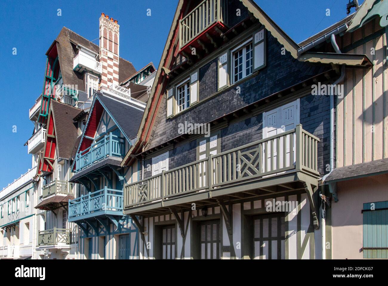 ALTE GEBÄUDE AUS DEM FRÜHEN 20. JAHRHUNDERT, TROUVILLE-SUR-MER, NORMANDIE, FRANKREICH Stockfoto