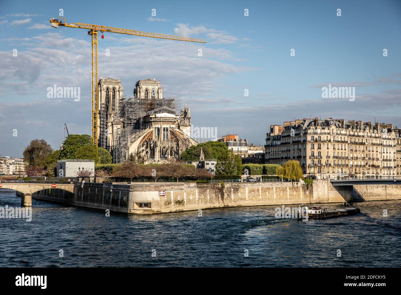 DER WIEDERAUFBAU DER KATHEDRALE NOTRE DAME DE PARIS WURDE WÄHREND DER SPERRUNG DER PANDEMIE COVID-19 IN PARIS, ILE DE FRANCE, STILLGELEGT Stockfoto