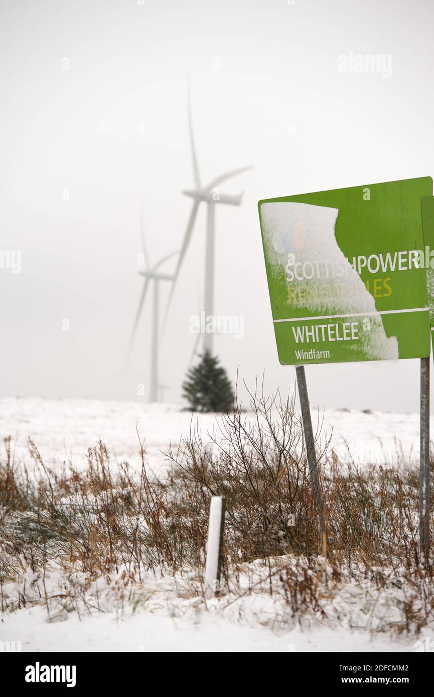 Glasgow, Schottland, Großbritannien. Dezember 2020. Im Bild: Scottish Power Whitelee Wind Farm Schild teilweise mit Schnee bedeckt noch daran kleben. Whitelee Windpark und Eaglesham Moor hat den Schnee noch auf dem Boden mit braunem Slush auf der Straße liegen. Quelle: Colin Fisher/Alamy Live News Stockfoto