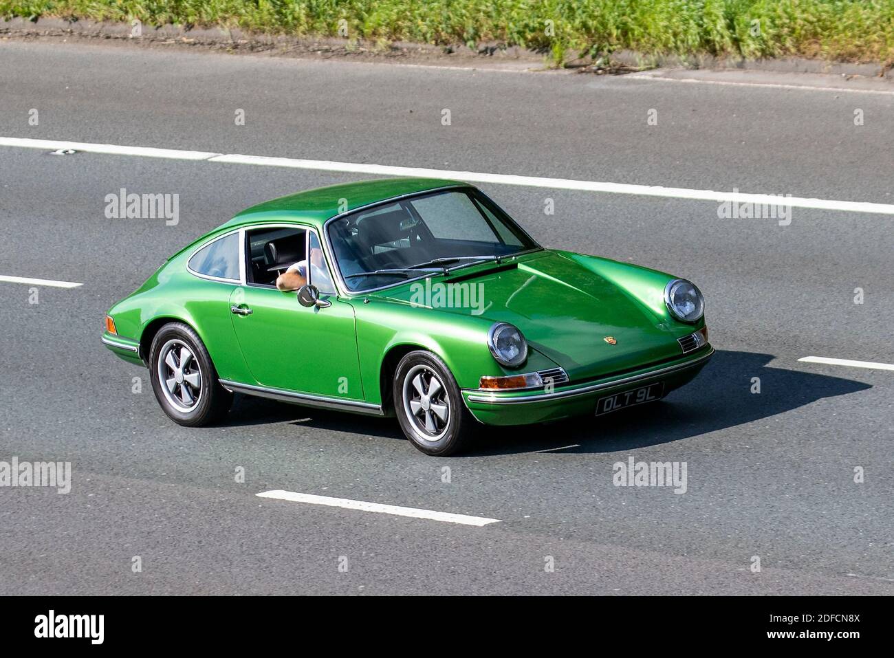 1980 80s Green Porsche 911; Fahrzeugverkehr, Fahrzeuge bewegen, Autos, Fahrzeug fahren auf britischen Straßen, Motoren, Fahren auf der Autobahn M6 Autobahn UK Straßennetz. Stockfoto