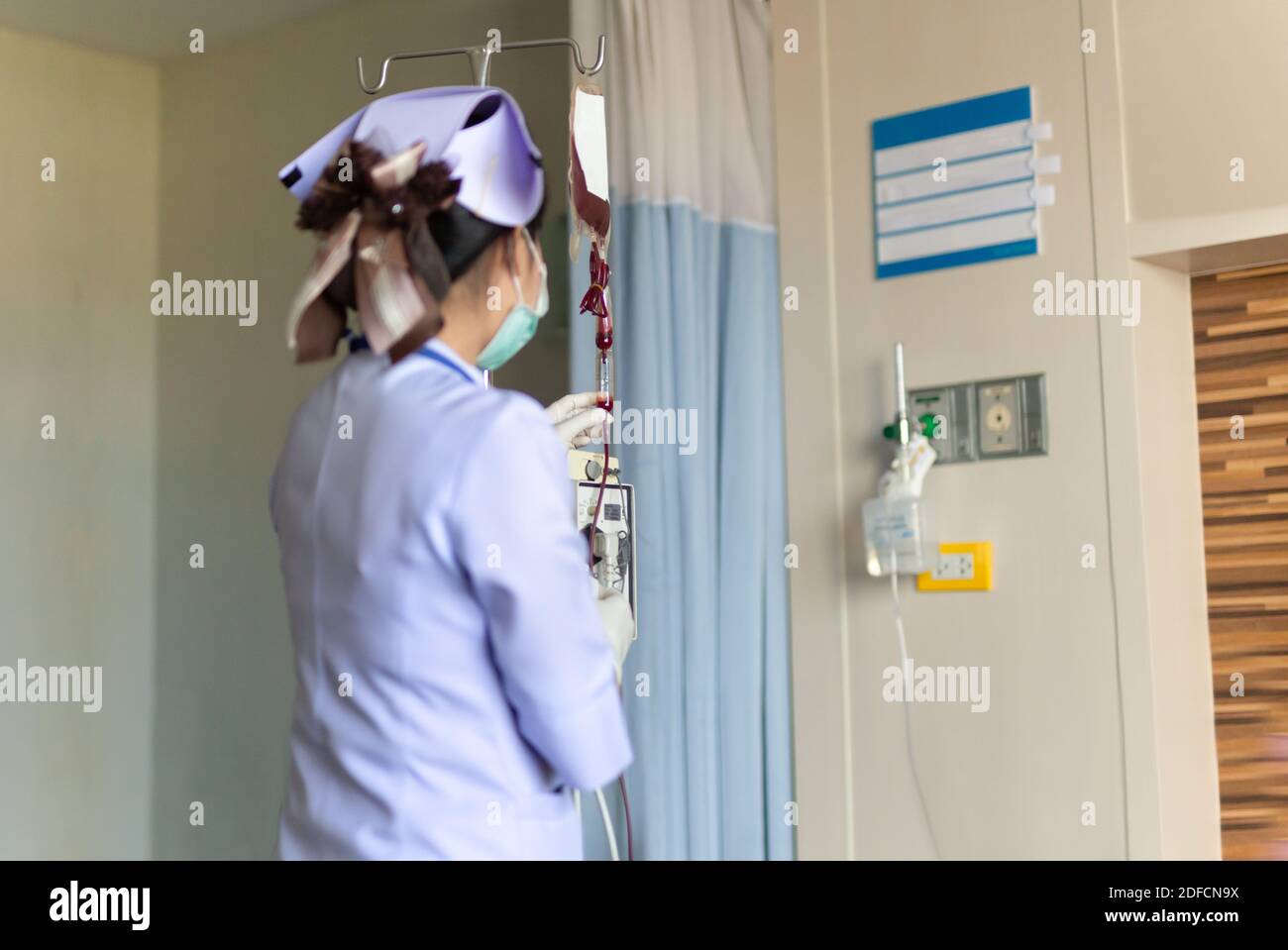 Krankenschwester im Krankenhaus mit Blutprodukten, Infusion von Spenderblut. Stockfoto
