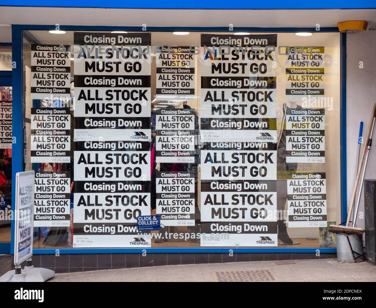 Verkaufsschilder und Plakate im Freigelände schließen Bekleidungsgeschäft in Bishops Stordford UK Stockfoto