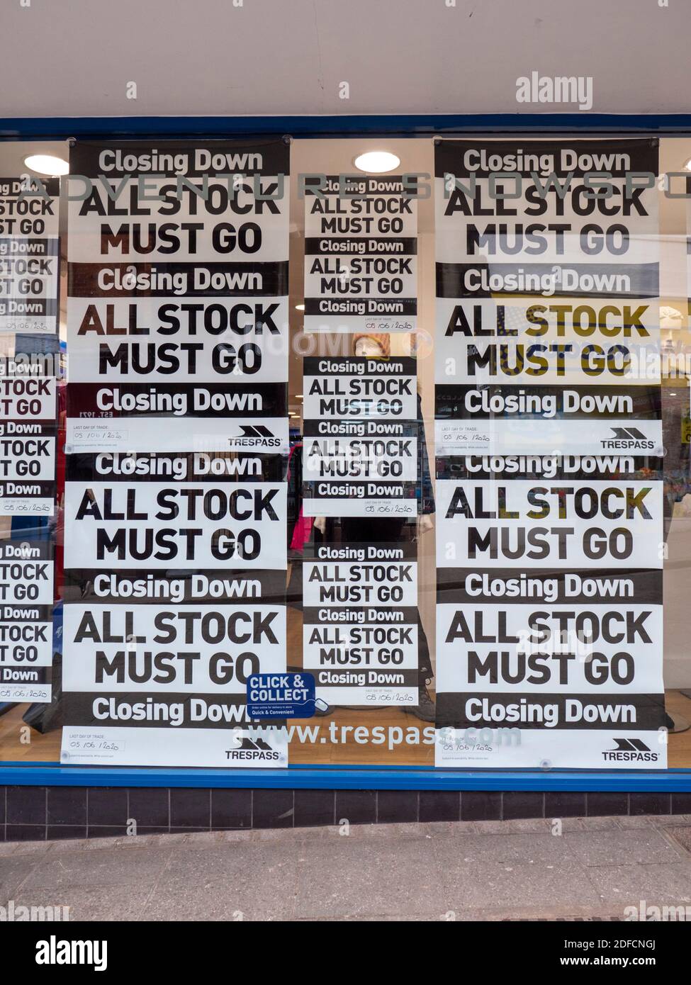 Verkaufsschilder und Plakate im Freigelände schließen Bekleidungsgeschäft in Bishops Stordford UK Stockfoto