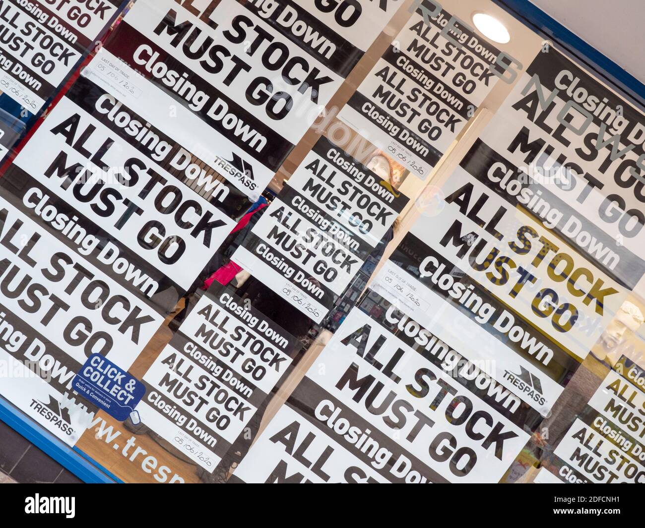 Verkaufsschilder und Plakate im Freigelände schließen Bekleidungsgeschäft in Bishops Stordford UK Stockfoto