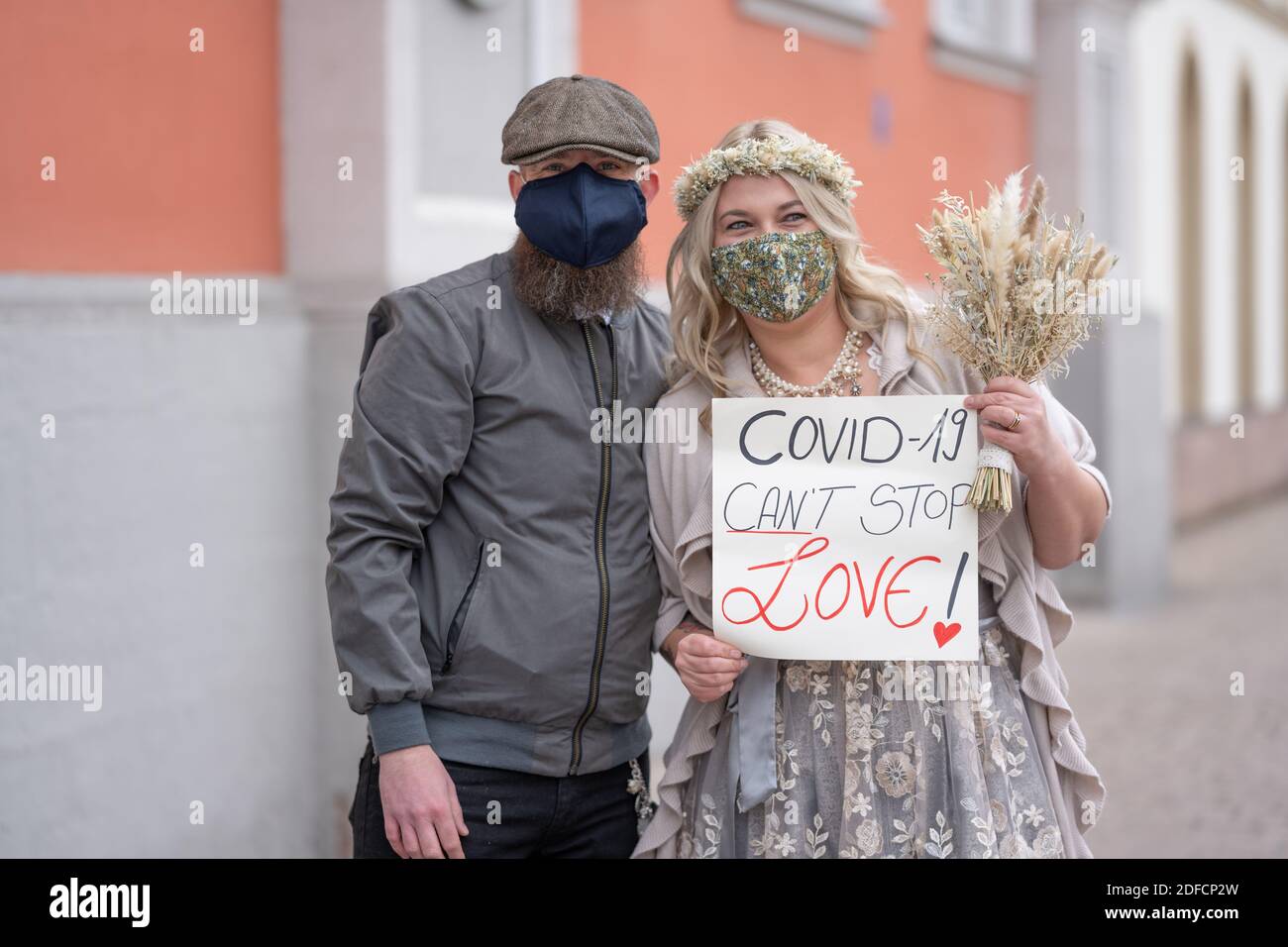 Trotz der aktuellen Ausnahmesituation (Covid-19) lassen es sich ein Julia aus Speyer und Justin aus England nicht nehmen, in Speyer zu heiraten Stockfoto