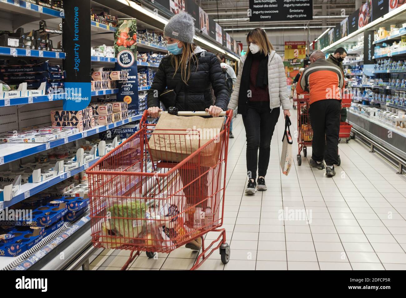 BRESLAU, POLEN - 27. NOVEMBER 2020. Kunden in Carrefour Supermarkt. Aufgrund der Coronavirus-Pandemie Covit-19 Menschen haben Gesichtsmasken. Stockfoto