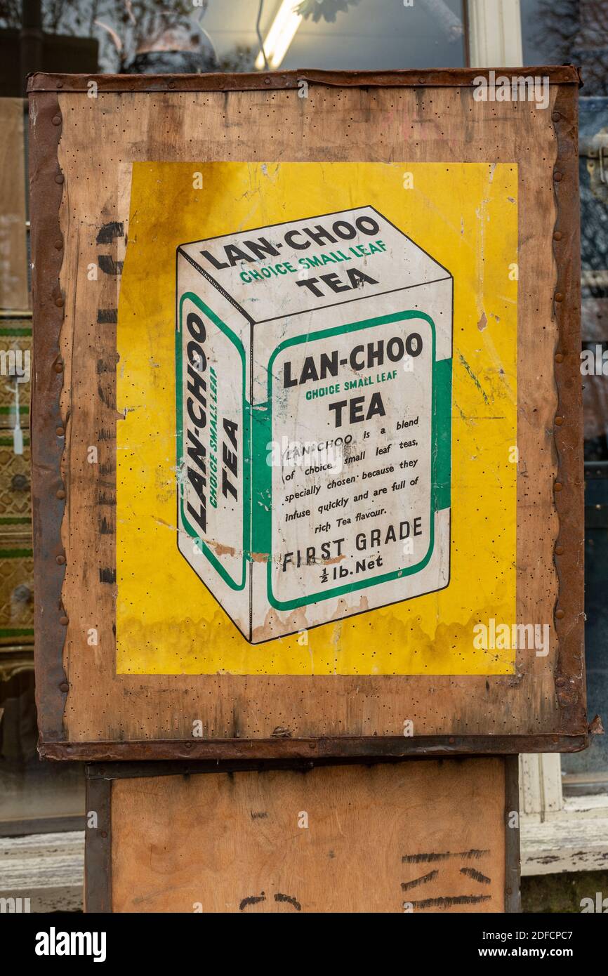Vintage Poster für LAN-Choo Tee auf einem alten Holzversand Kiste Stockfoto