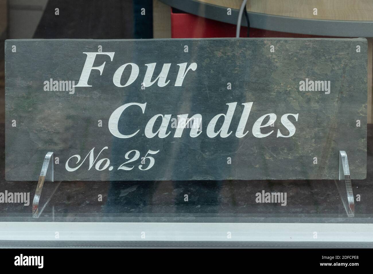 Schieferhaus Namensschild vier Kerzen in einem Schaufenster Stockfoto