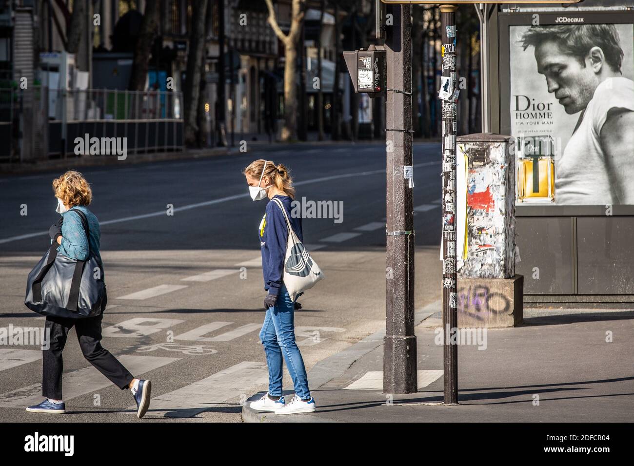 PASSANTEN MIT MASKEN, PLACE DE L’OPERA WÄHREND DER COVID-19 PANDEMIESPERRE, PARIS, ILE DE FRANCE Stockfoto