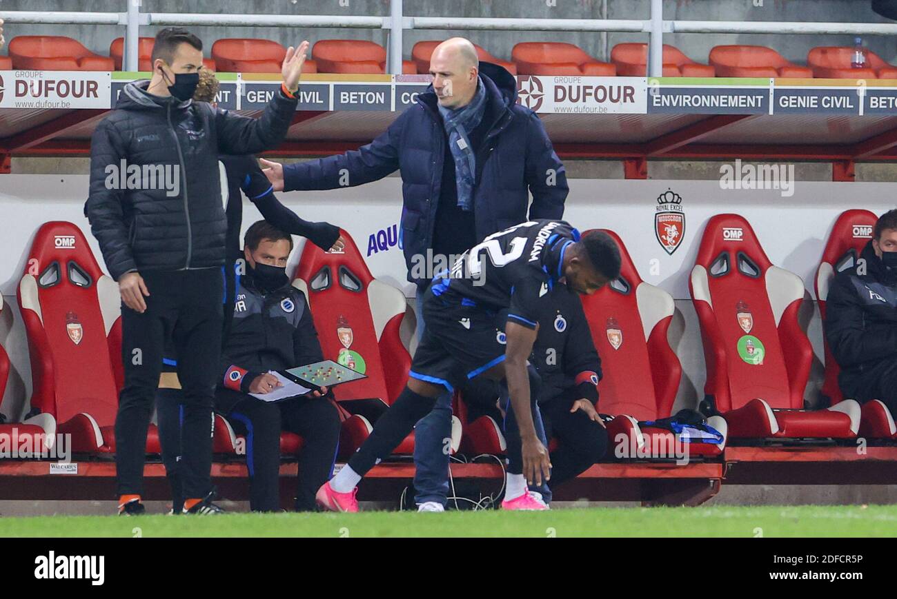 Mouscron, Belgien. November 2020. Club Emmanuel Bonaventure Dennis und Club Brugge Cheftrainer Philippe Clement im Bild während des Jupiler Pro League-Spiels zwischen Royal Excel Mouscron und Club Brugge KV, Samstag, 28. November 2020 in Mouscron, am Tag 14 der "Jupiler Pro League" erste Division der belgischen Fußballmeisterschaft. BELGA FOTO VIRGINIE LEFOUR Kredit: Pro Shots/Alamy Live Nachrichten Stockfoto