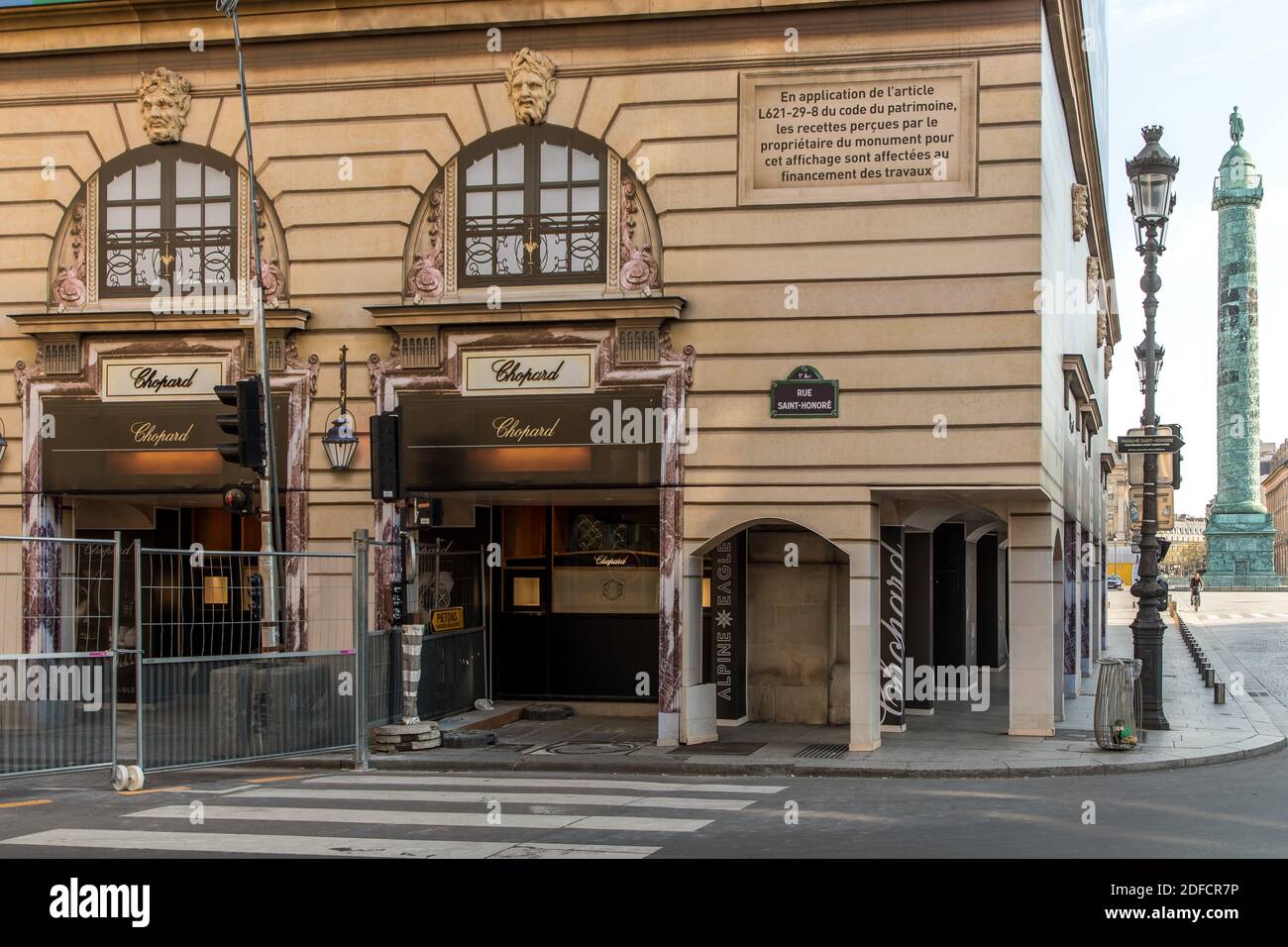 TROMPE L'OEIL PLANE WÄHREND DER RENOVIERUNG DER FASSADE VON CHOPARD JUWELIERE, RUE SAINT HONORE, PLACE VENDOME, 1. ARRONDISSEMENT, PARIS, FRANKREICH Stockfoto