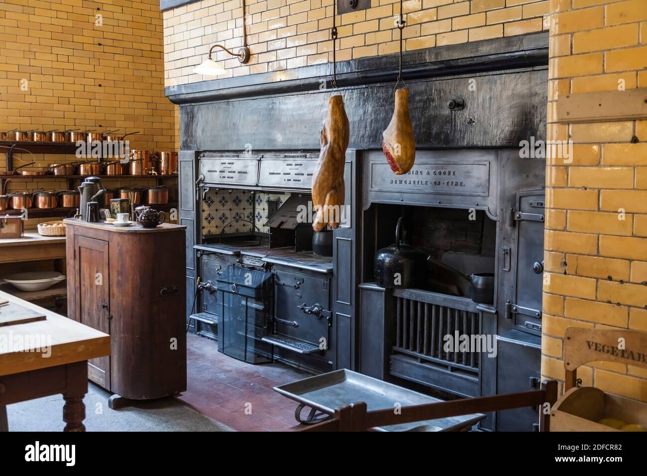 In der Küche von Cragside House, einem viktorianischen Landhaus in der Nähe von Rothbury, England, Großbritannien Stockfoto