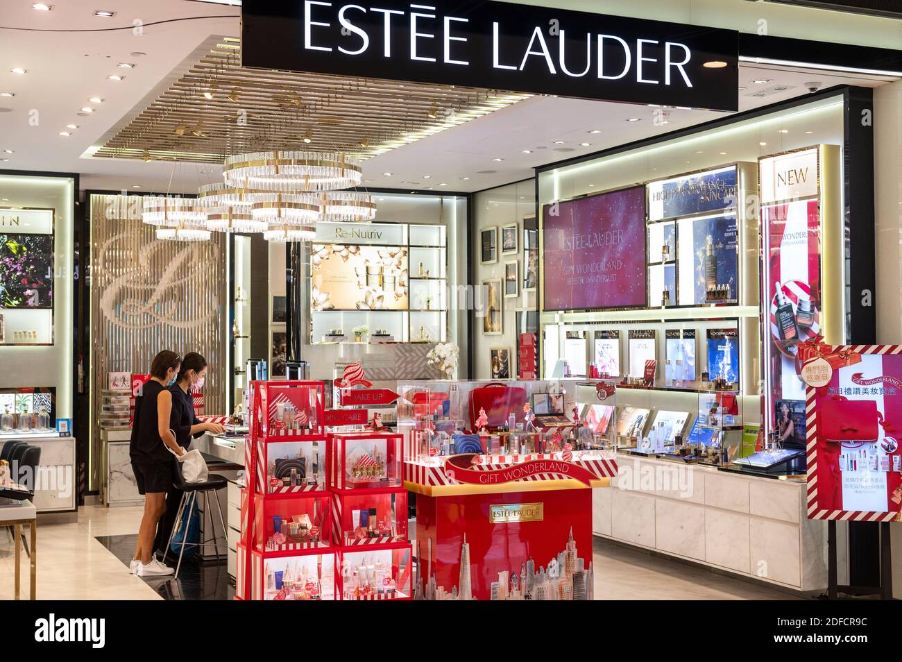 Amerikanische multinationale Hautpflege- und Beauty-Produkte Marke, Estée Lauder Logo in Hongkong gesehen. Stockfoto