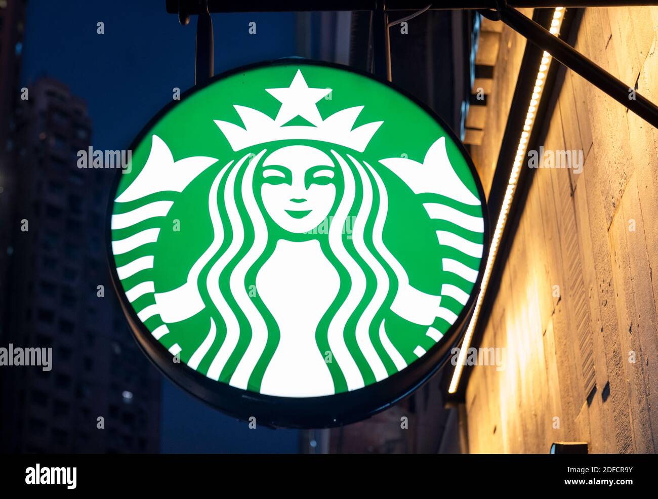 Amerikanischen multinationalen Kette Starbucks Kaffee Logo in Hong Kong gesehen. Stockfoto