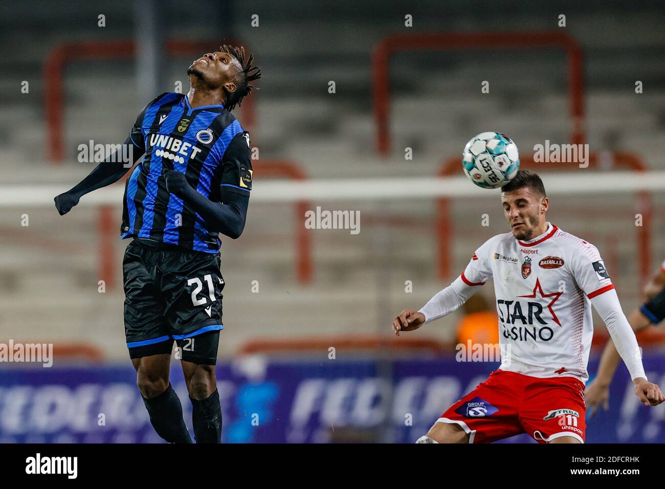 Club David Okereke und Mouscron Dimitri Mohamed kämpfen um den Ball während des Jupiler Pro League-Spiels zwischen Royal Excel Mouscron und Club Brugge KV, Samstag, 28. November 2020 in Mouscron, am Tag 14 der "Jupiler Pro League" erste Division der belgischen Fußballmeisterschaft. BELGA FOTO BRUNO FAHY Stockfoto