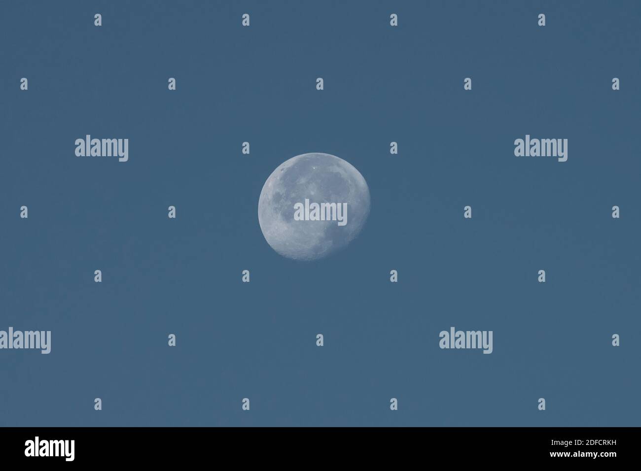 Mond Nahaufnahme am Morgen in einem blauen Himmel, isoliert Stockfoto