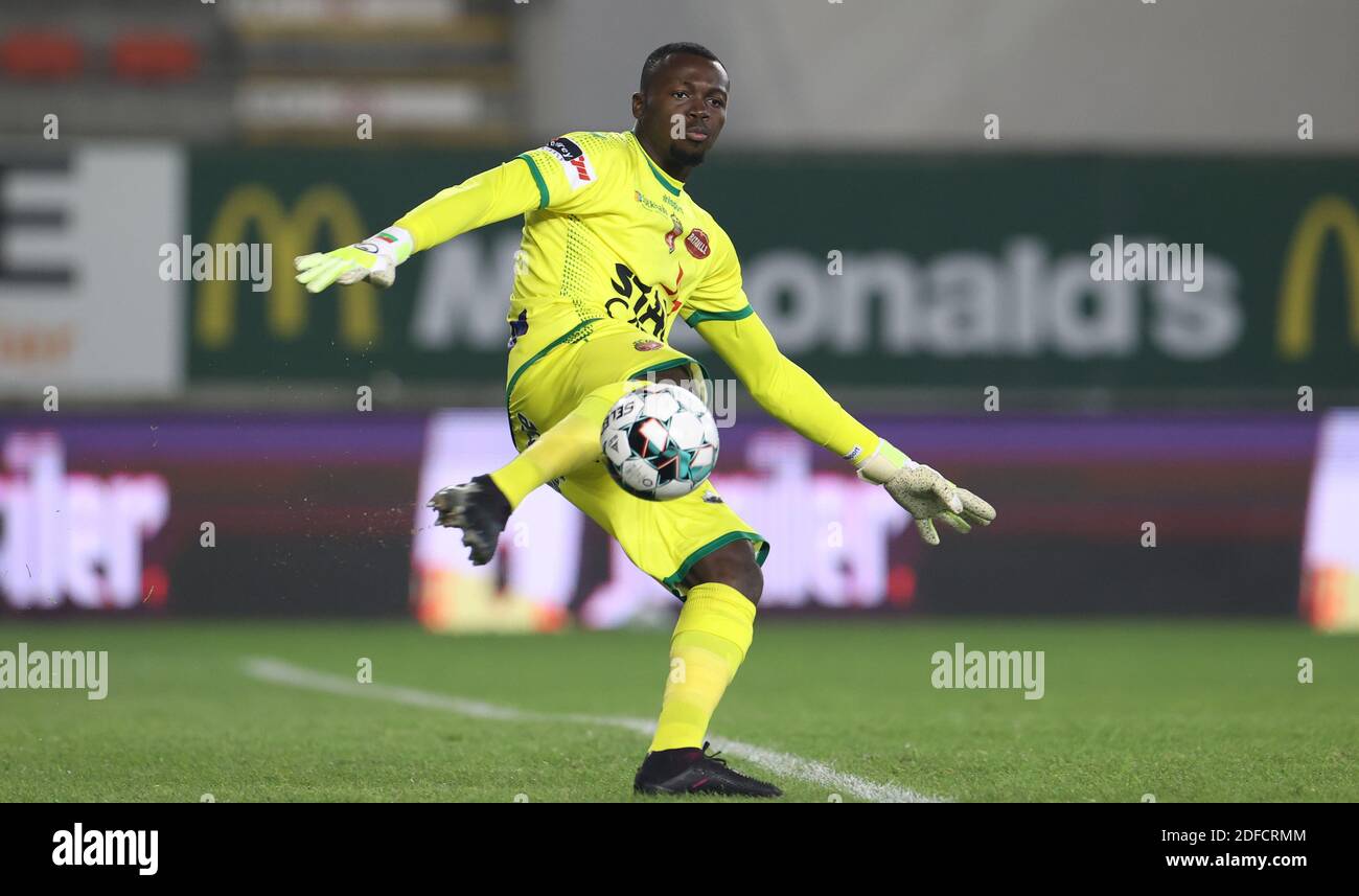 Mouscrons Torwart Herve Koffi im Einsatz während des Jupiler Pro League Spiels zwischen Royal Excel Mouscron und Club Brugge KV, Samstag, 28. November 2020 in Mouscron, am Tag 14 der "Jupiler Pro League" erste Division der belgischen Fußballmeisterschaft. BELGA FOTO VIRGINIE LEFOUR Stockfoto