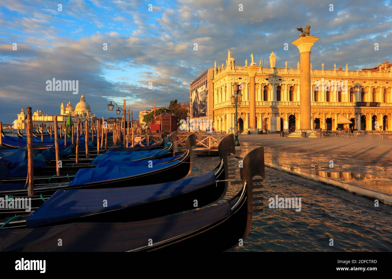 I/Venedig: Blick vom Wasser auf den Dogenpalast und der Piazzetta am Morgen Stockfoto