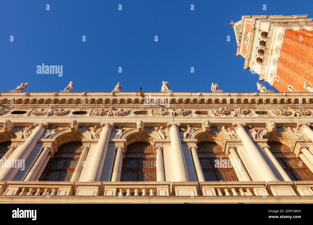 I-Venedig: Piazzetta San Marco: Campanile und Fassade der Bibliotheca National Marciana, (Nationale Markusbibliothek, Bibliothek von San Marco, Librer Stockfoto