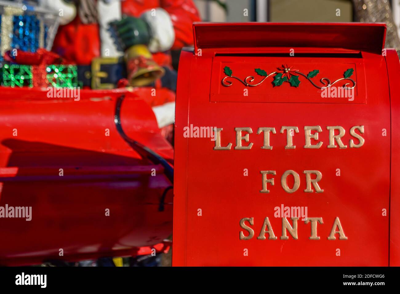 Ein Briefkasten für Briefe an den Weihnachtsmann - Weihnachtsschmuck / Briefkasten Stockfoto