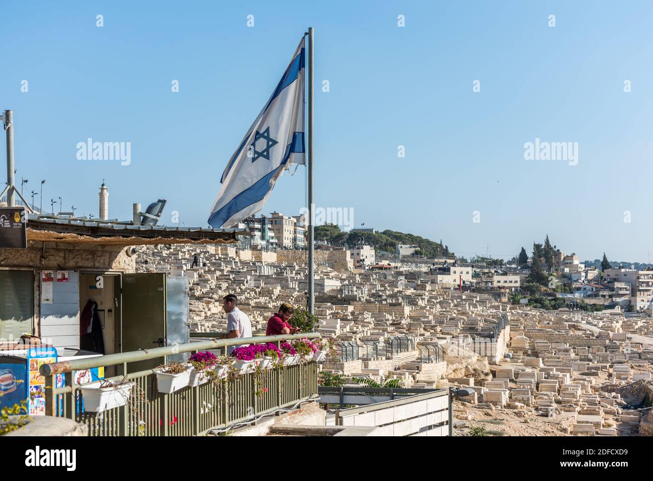 Touristen-Informationszentrum mit israelischer Nationalflagge im Kidron-Tal oder King's Valley, auf der Ostseite der Altstadt von Jerusalem, Israel Stockfoto