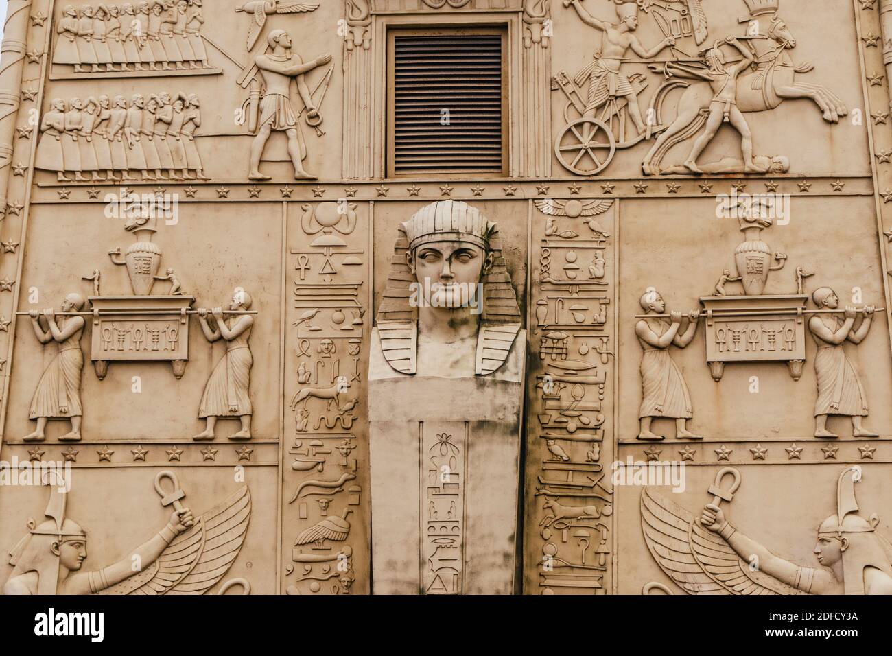 Ägyptische Tor Pyramide Turm Architektur Vogel antike Säule Nemes und Horus Tourismus Stockfoto