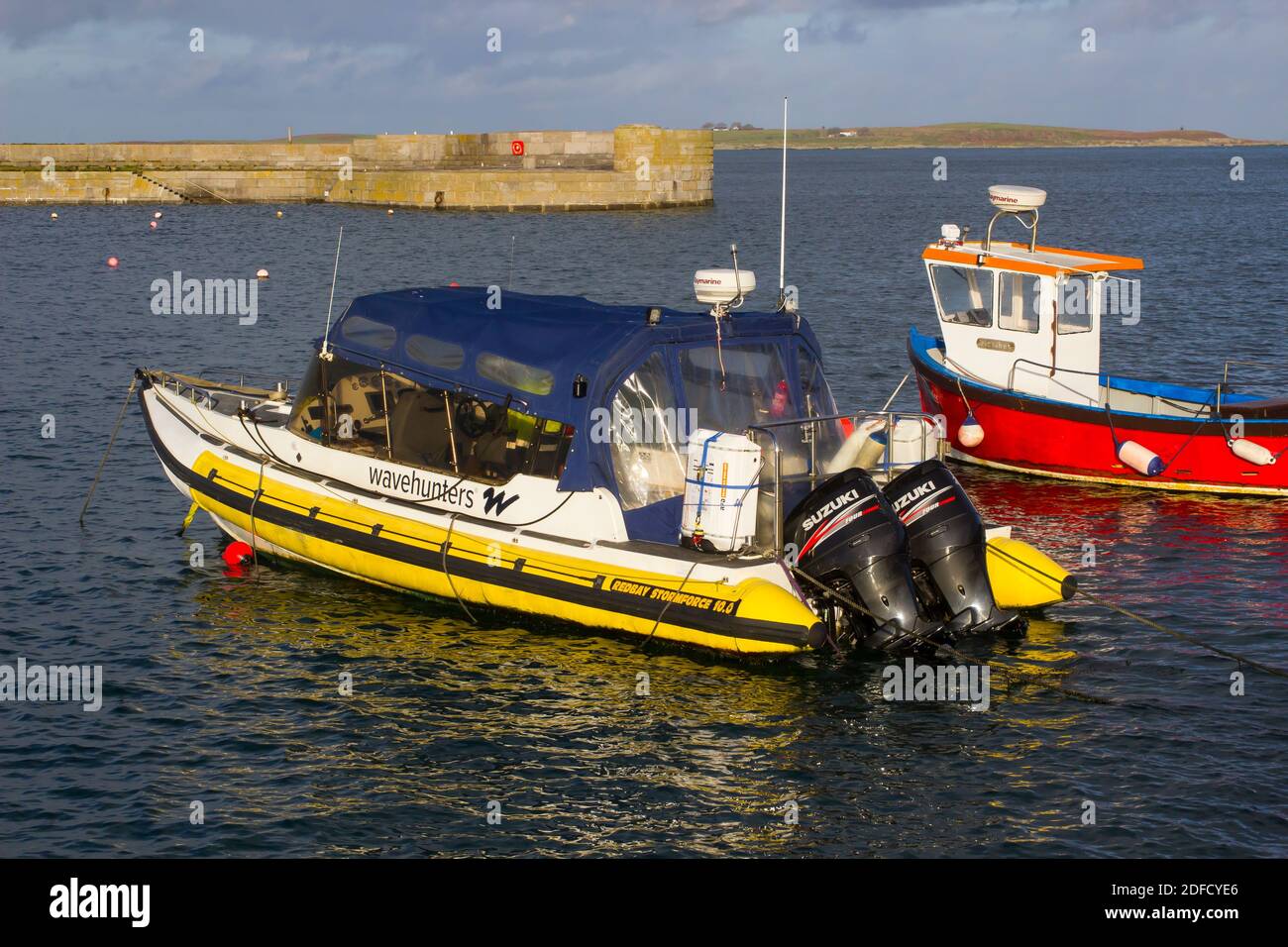 2. Dezember 2020 Donaghadee Hafen und Leuchtturm auf den Ards Halbinsel in Nordirland badete in Wintersonne auf einem nacht noch kalten Winter danach Stockfoto