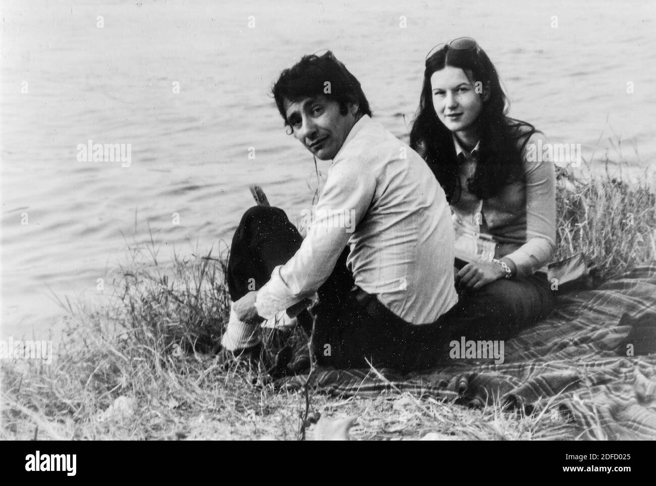 1960s 1970s Outdoor Meer junges Paar in schwarz und weiß Spaß am Tuscany Strand von Castinglioncello. Italien. Scannen von Kratzern und Flecken Stockfoto